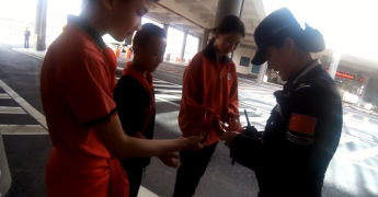 小學生到國門為“邊檢女神”送上節日祝福